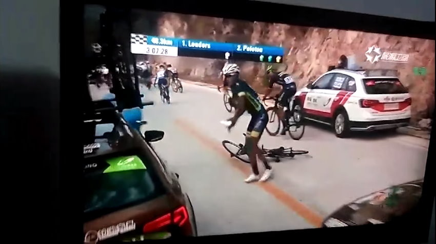 比賽被撞倒！陸25歲自行車手王鑫狂毆「瑞士隊」。（圖／翻攝「China Cycling」YouTube）
