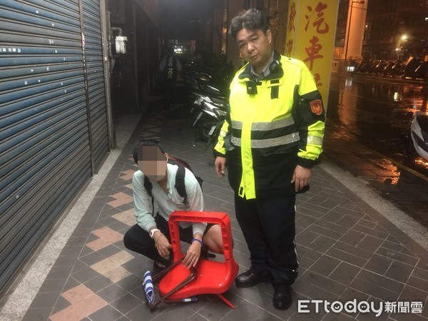 ▲▼員警循男子愛心手鍊上的資料將他送返家。（圖／記者陳豐德翻攝）