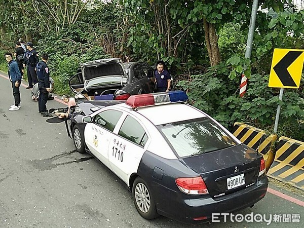 ▲台南市保警大隊警網以警車撞擊歹徒車輛強勢攔停，起獲海洛英及安毒一批。（圖／記者林悅翻攝）