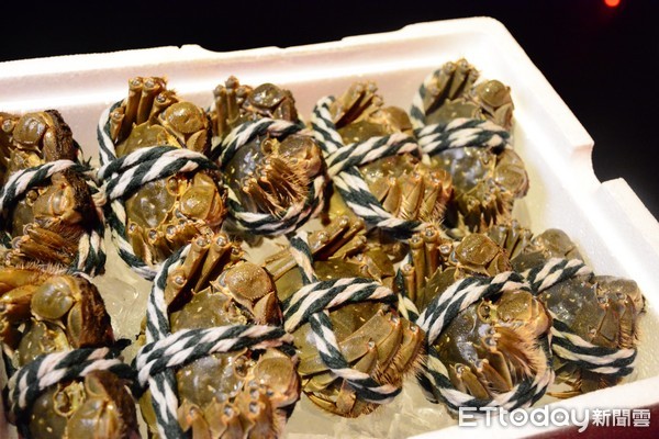 ▲雲軒西餐廳推出外帶10隻活蟹1999元。(圖／君品酒店提供)