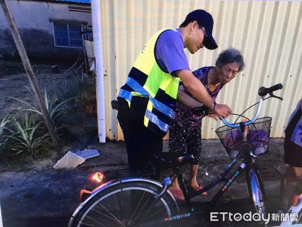 ▲台南市歸仁分局，推動｢火金姑」交通安全宣導活動，針對老年人行的安全部分，強調夜晚警示效果之重要。（圖／警方提供）