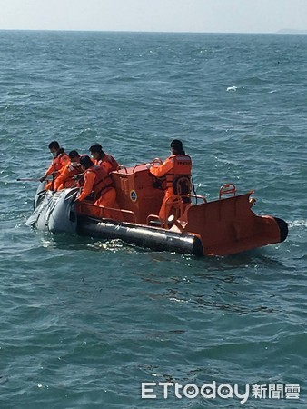 澎湖海巡打撈到一具浮屍，死亡多時、頭部露出白骨，無法辨別性別。（圖／記者吳欣晏翻攝）