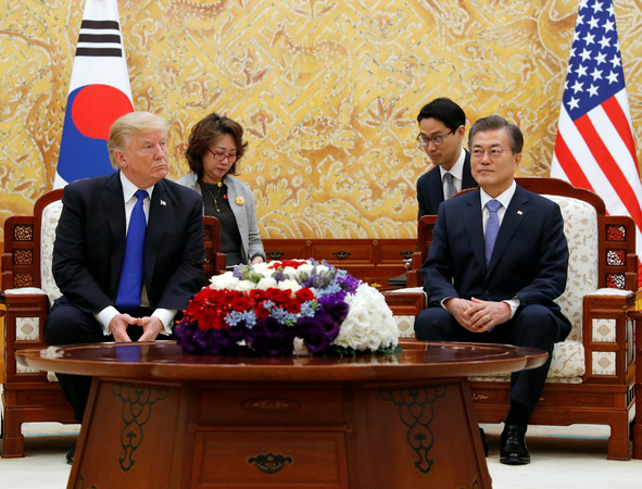 ▲▼川普抵達南韓和愛妻放閃親親，大秀恩愛。（圖／路透）