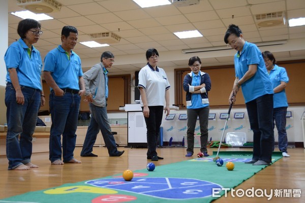 慈濟科技大學針對平均學生年齡超過55歲的樂齡大學阿公阿嬤，推出多元豐富的體育課，有眾樂樂的槌球、太極柔力球，以及簡易的健康操、手指運動，讓老人家能隨時隨地「動」一下。（圖／慈濟科技大學提供）