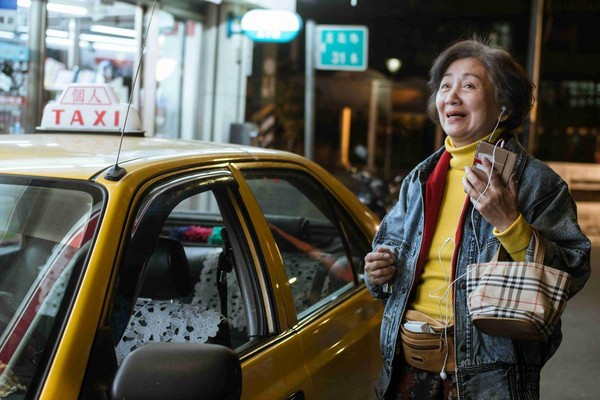 首度參演台灣電影《生生》，鮑起靜在片中飾演癌末奶奶，努力讓自己的最後三個月生命活得多采多姿，她的演出既好笑又催淚。（老灰狼提供）