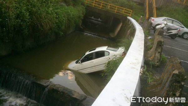 ▲疑情侶吵架女友把BMW插進大排水溝，車主：我會處理後續。（圖／記者柳名耕翻攝）