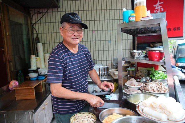 小東家老闆陳文斌13歲開始投入料理業，沿用父親日式料理餐廳的店名，取為「小東家」。