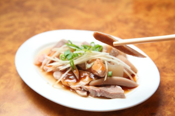 小東家的豬舌是李成家常點的滷菜之一。（80元／道）