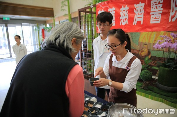 花蓮慈濟醫院舉辦健康飲食講座，營養師邱文萱教大家如何利用在地食材，製作美味的紅棗黑糖雙Ｑ圓甜補湯，用高纖美味來度過今年氣候溫暖的立冬。 （圖／花蓮慈濟醫院提供）