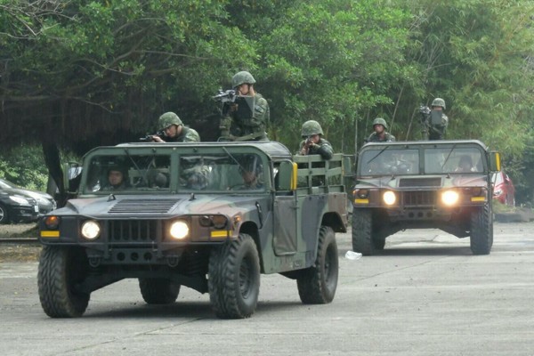 ▲▼陸軍第六軍團關渡地區指揮部機步三營於戰備任務訓練週進行實兵演練，透過模擬狀況演練指揮程序與狀況處置，加強官兵應變能力。。（圖／陸軍司令部）