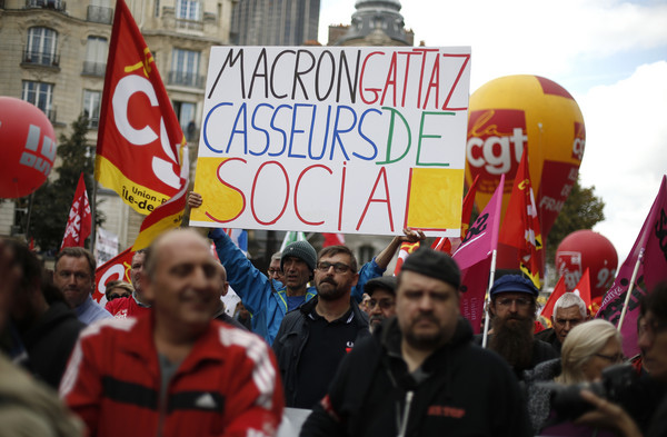▲▼ 2017年10月19日抗議者手拿「Macron，社會安全網的破壞」標語，反對馬克宏的勞動改革。（圖／達志影像／美聯社）