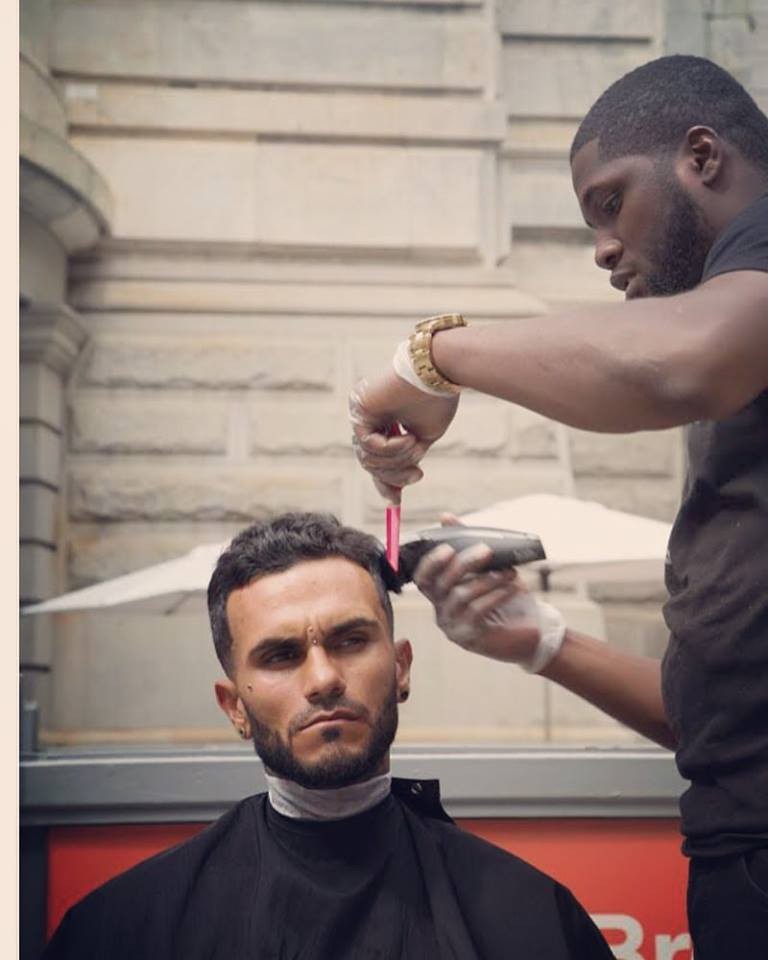 他蹲路邊免費剪髮一年，讓逾千街友活出自信..最後他獲贈理髮店（圖／facebook@Haircut4Homeless）
