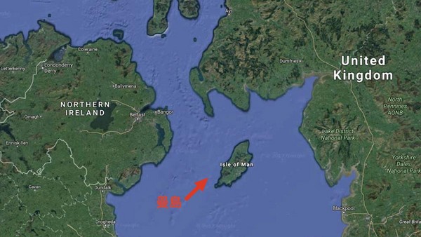 位在英國與愛爾蘭之間的曼島是著名的避稅天堂。（Google Map）