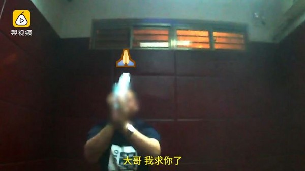 酒駕男求警讓他接電話，「這不接我肯定沒命！」（圖／翻攝自梨視頻）