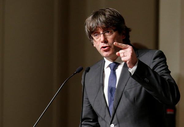 ▲▼西班牙加泰隆尼亞自治區前主席普伊格蒙特(Carles Puigdemont)被比利時布魯塞爾政府「有條件釋放」後首度現身，200名來自各區的市長也到場支持（圖／路透社）