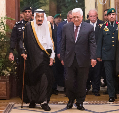 ▲▼沙烏地阿拉伯國王沙爾曼在利雅德接待巴勒斯坦總統阿巴斯。（圖／路透社）