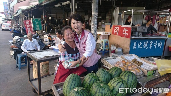 ▲爭取民進黨市長提名的立委陳亭妃，8日前往台南麻豆市場掃街，受到鄉親熱情歡迎。（圖／陳亭妃提供）