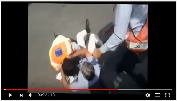 誇張！惡地勤阻止乘客上接駁車　後方環抱把人狠摔在地。（圖／翻攝自NEWS UPDATE的YouTube）