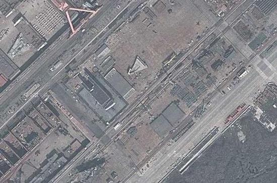 上海江南造船廠船台內，出現疑似中國第二艘自製航母003型的艦體分段照片。（圖／翻攝自大陸網站）