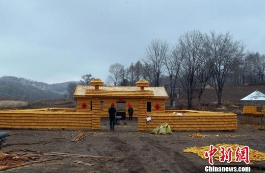 ▲▼劉洪財與14位村民一同打造了黃金玉米屋。（圖／翻攝自《中新網》）