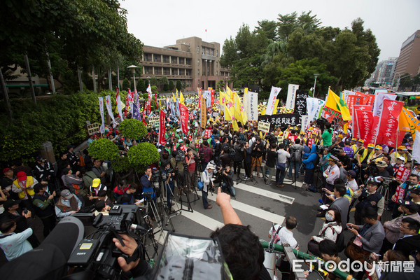 ▲▼行政院外抗議一例一休。（圖／記者季相儒攝）