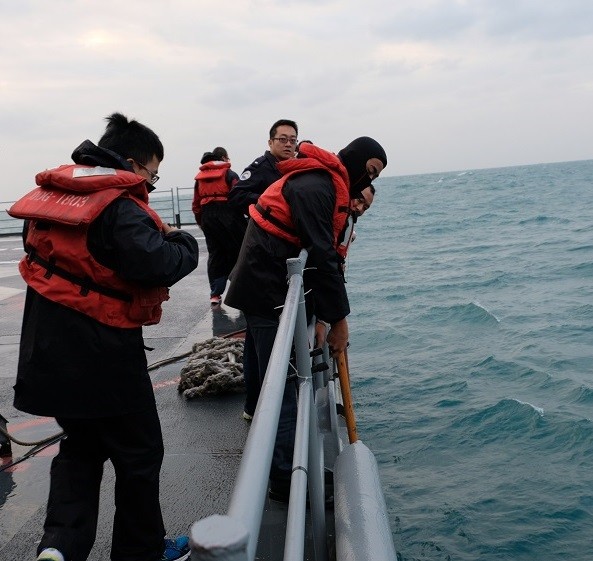 ▲▼搜救幻象飛官何子雨，海軍官兵執行海面搜索作業。（圖／國防部提供）