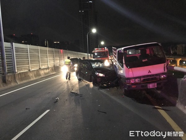 ▲范男從機場載3名馬來西亞女子入住飯店，途中追撞小貨車，貨車司機竟消失4小時去收驚。（圖／記者林煒傑翻攝）