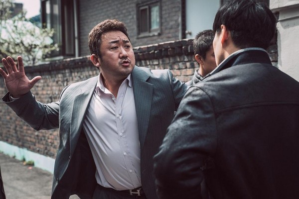 馬東錫新片《犯罪都市》在韓反應熱烈，票房已超越元彬的《大叔》成為韓影史限制級第4名。（車庫娛樂提供）