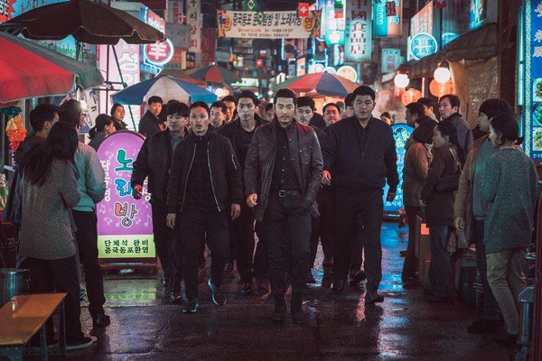 尹鈞相在《犯罪都市》飾中國黑幫老大，為了錢可以殘酷冷血不顧人命。（車庫娛樂提供）