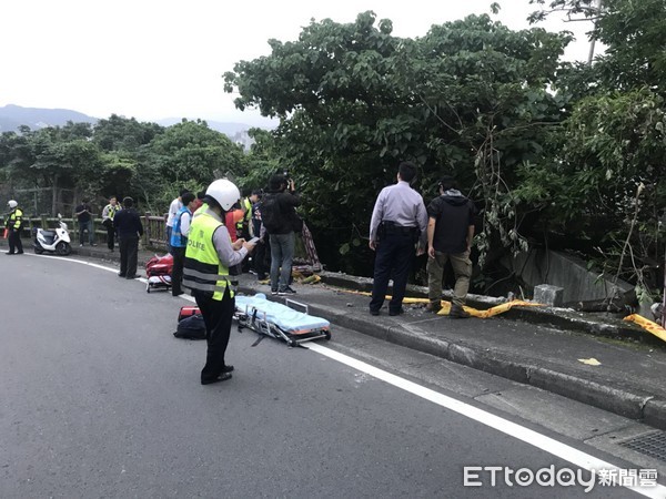 ▲北投區養老院附近發生貨車翻覆邊坡。（圖／記者張曼蘋翻攝）