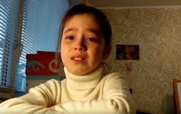 ▲▼ 辦粉絲見面會卻沒人來，俄10歲網紅Alina哭成淚人兒，網友兩派論戰。（圖／翻攝自Youtube）