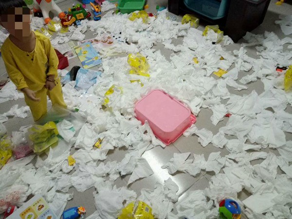 ▲2名小孩把衛生紙全都抽出來，媽媽看了都崩潰。（圖／翻攝自爆料公社）
