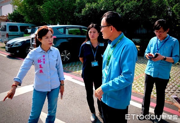 ▲排水溝位處路中央，因道路填高，造成明顯高低落差，汽車經過時不斷「摳囉摳囉」聲響，市議員林美燕，召集台南市殯葬管理所所長郭輝信（右二）會勘。（圖／林美燕提供）