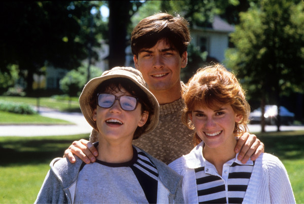 ▲查理辛（後）、柯里漢姆、薇諾娜瑞德合演1986年電影《美國小子》 。（圖／達志影像）