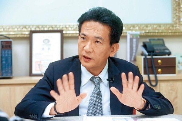 民進黨立委林俊憲接獲民眾檢舉，向經濟部投審會告發柯萊特是「假外資、真中資」。