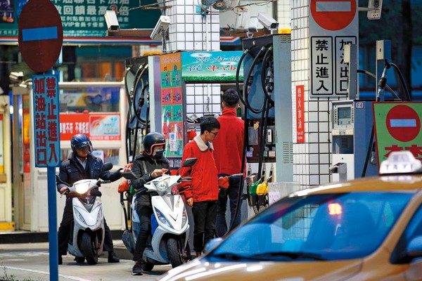 汽車族或機車族加油別忘刷卡，這也是免費機票的來源之一。