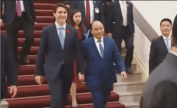 ▲▼加拿大總理杜特多與越南總理牽手畫面。（翻拍自Rutibex YouTube頻道）