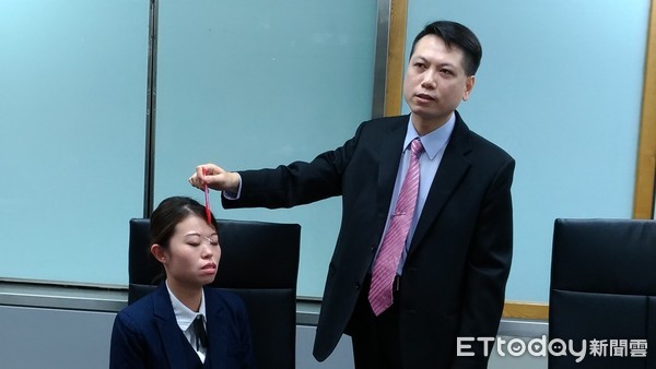 ▲針灸12次撫平抬頭紋　這麼好康？做不到5點馬上長回來。（圖／記者嚴云岑攝）