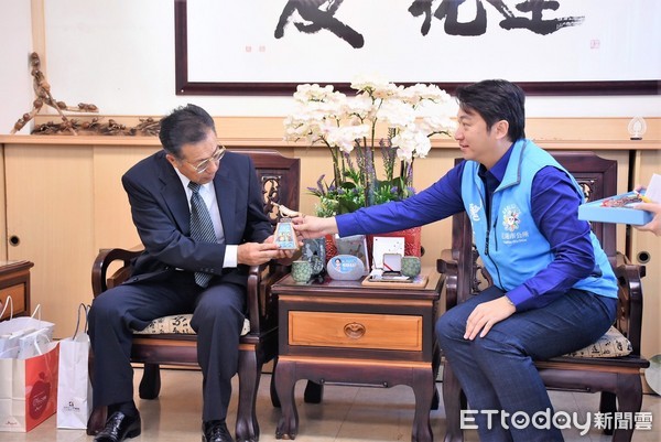 日本盛岡市盛岡山車推進會副會長佐佐木新吉，以盛岡市長特使的身分拜訪花蓮市長魏嘉賢，邀請出席明年九月盛岡山車推進會成立60周年盛典。（圖／花蓮市公所提供）