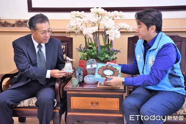 日本盛岡市盛岡山車推進會副會長佐佐木新吉，以盛岡市長特使的身分拜訪花蓮市長魏嘉賢，邀請出席明年九月盛岡山車推進會成立60周年盛典。（圖／花蓮市公所提供）