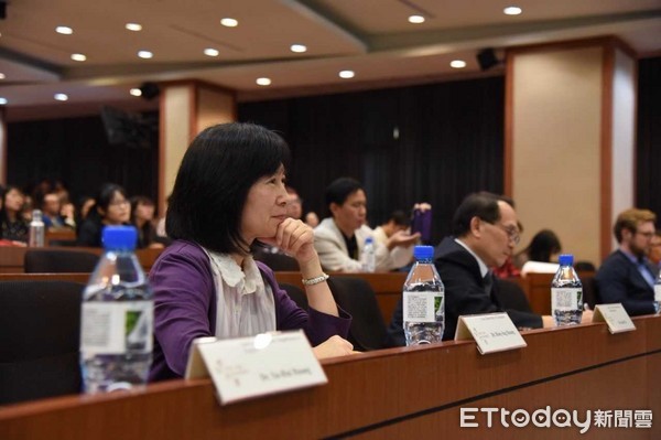 新聞系主任黃惠英出席論壇，與在場師生認真聆聽講座。（圖／世新大學提供）
