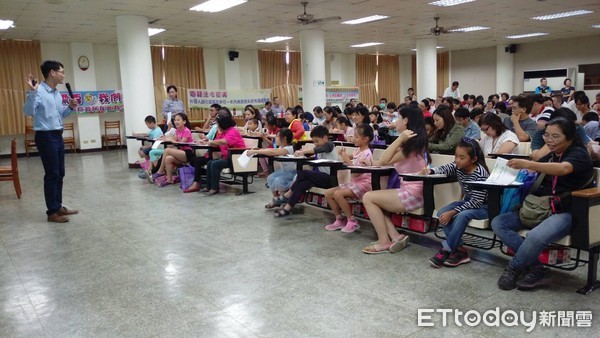 ▲台南市警婦幼警察隊與市警第六分局，在南區喜樹圖書館，共同舉辦「筆尖上的親子芭蕾」婦幼安全宣導活動。（圖／警方提供）