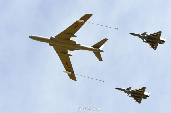 中國空軍迎接成立68周年，官方發布一系列各型戰機高清圖片。轟油-6空中加油機與殲10-C組成的空中加油編隊。（圖／翻攝自空軍發布微博）