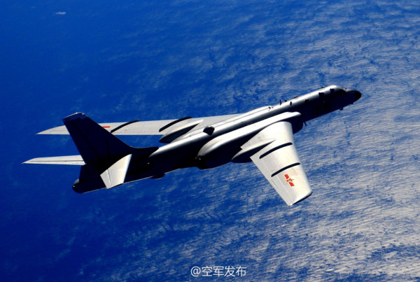 中國空軍迎接成立68周年，官方發布一系列各型戰機高清圖片。轟-6K戰略轟炸機。（圖／翻攝自空軍發布微博）