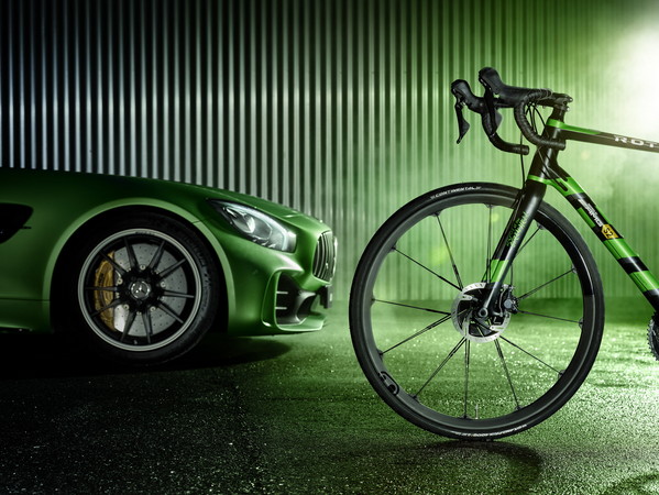 ▲四輪、二輪都要最強！AMG推競技單車致敬GT R　1台賣24萬（圖／Mercedes-AMG）