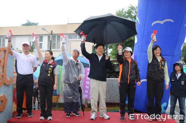 愛戀鳳林-預防犯罪宣導健走活動於鳳林國中登場，縣長傅崐萁、立法委員徐榛蔚等貴賓均到場與民眾伴著綿綿細雨健走，健康活動又不失浪漫氣氛。（圖／花蓮縣政府提供）