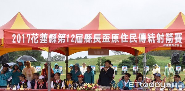 花蓮縣第12屆縣長盃原住民傳統射箭賽熱力登場，縣長傅崐萁前往會場，給予75隊、468名參賽選手滿滿的祝福，現場更加碼獎勵金，期盼藉由賽事，將原住民精湛的射箭技術代代相傳。（圖／花蓮縣政府提供）