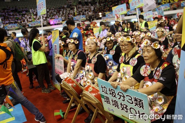 環境保護署及台東縣政府在台東縣立體育館盛大舉行「106年全國環保志（義）工群英會」，陳建仁副總統、環保署詹順貴副署長及台東縣黃健庭縣長親臨會場幫全國環保志（義）工加油打氣。（圖／台東縣政府提供）