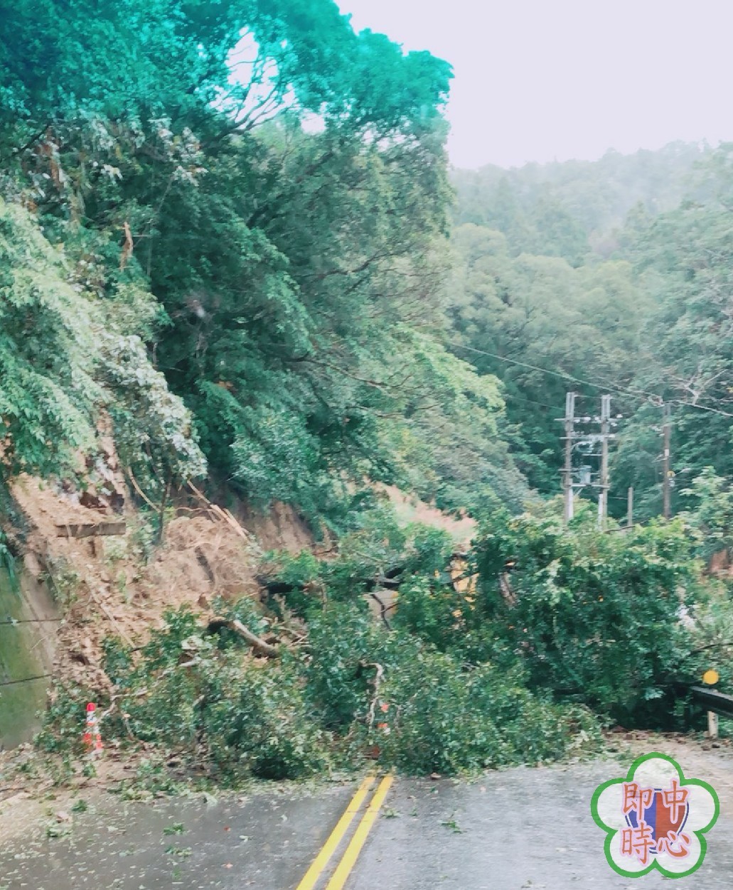 ▲北宜公路因連日降雨，發生落石坍方意外，一度造成雙向受阻。（圖／記者林煒傑翻攝）