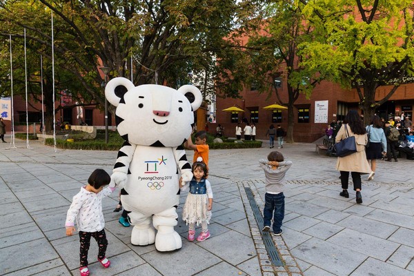 2018平昌冬季奧運吉祥物白老虎也來大學路湊熱鬧。